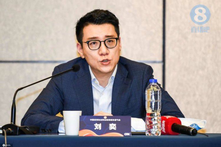 皇马原本的计划是在一月保持相同的阵容，但是阿拉巴受伤后，他们正在就引进中后卫的可能性进行讨论，至于前锋，答案仍然是否定的，尽管球队与伊卡尔迪传出了绯闻。